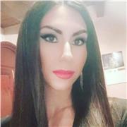 Laureata in lingue straniere, impartisce lezioni di italiano e inglese